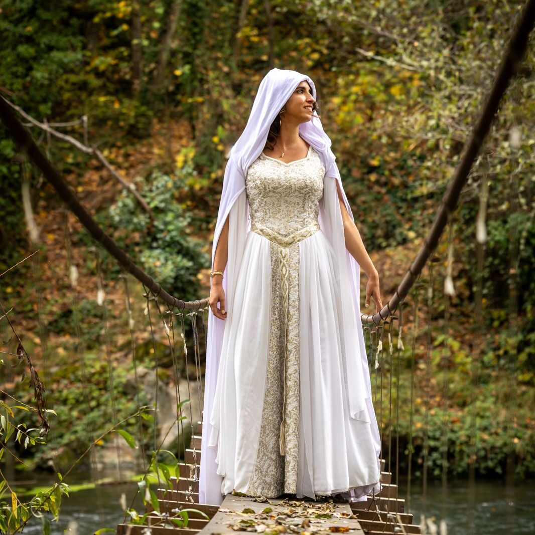 Novia en su Vestido Temático en una puente verde