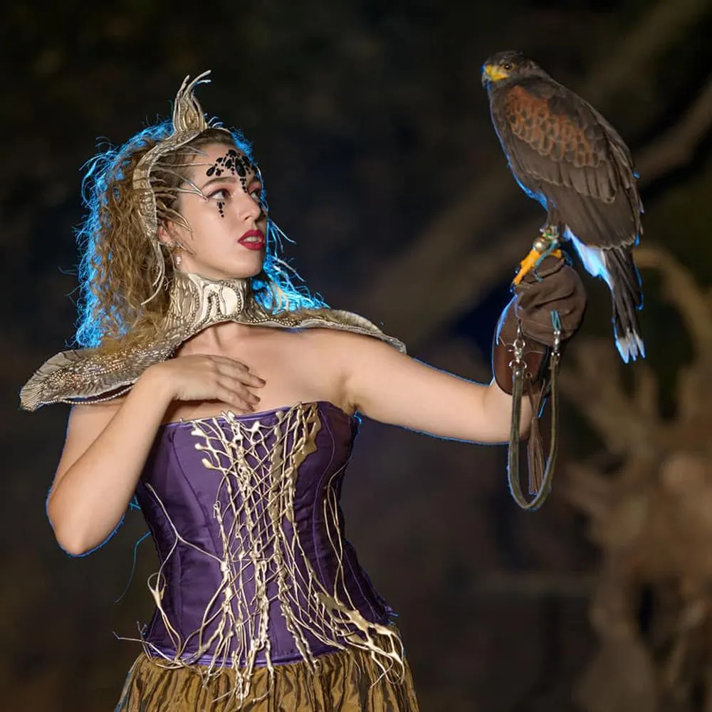 Águila con actriz para bodas temáticas