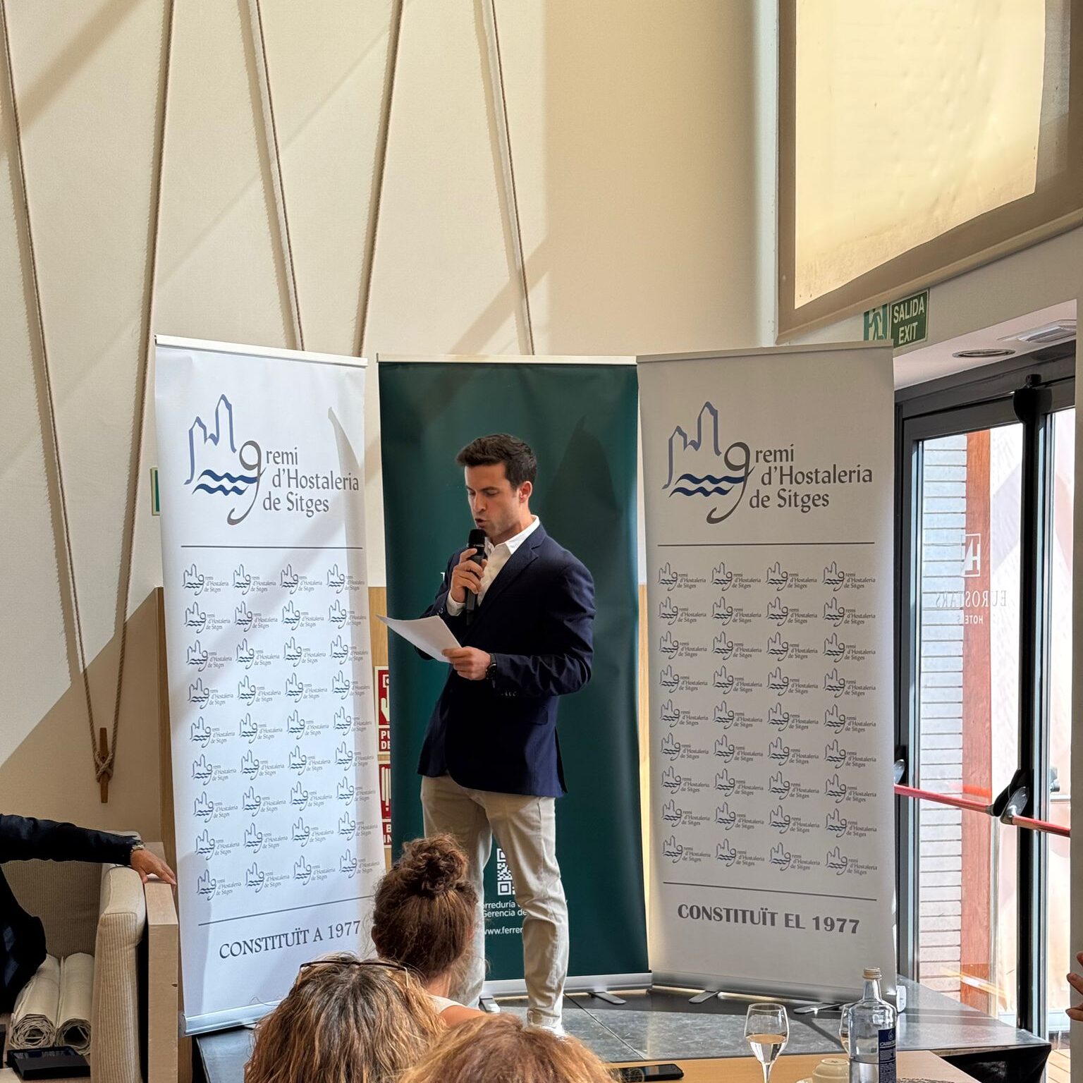 Ignacio el presentador presentando en un evento corporativo